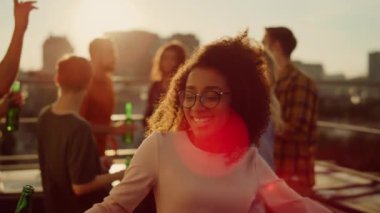 Partide elinde şişe birayla dans eden afro kız. Afrikalı kadın eğleniyor.