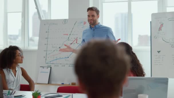 Entrenador de negocios haciendo presentación moderna oficina. Gente aplaudiendo al líder del equipo. — Vídeos de Stock