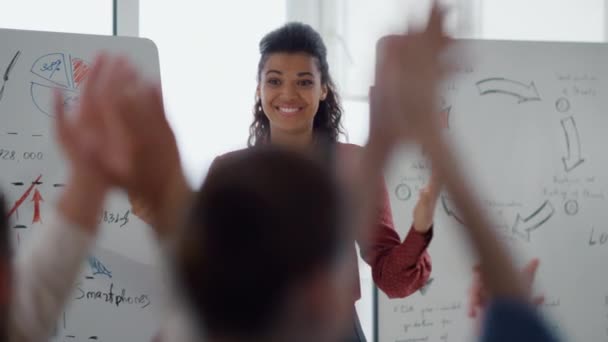 Collègue intelligent célébrant bureau de succès. Les gens d'affaires applaudissent haut-parleur — Video