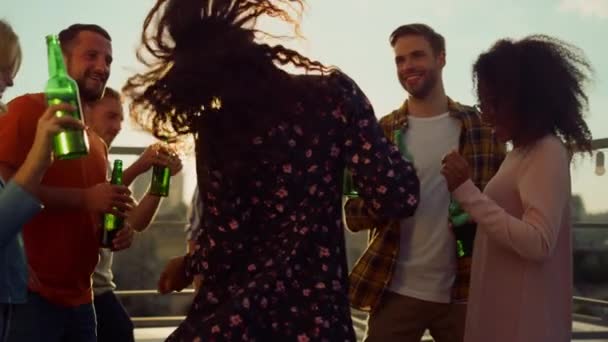 Gente multirracial disfrutando de la fiesta con cerveza al aire libre. Amigos atractivos bailando — Vídeos de Stock