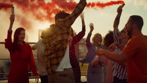 Partyfreunde amüsieren sich mit Rauchbomben auf dem Dach. Freunde genießen Party — Stockvideo
