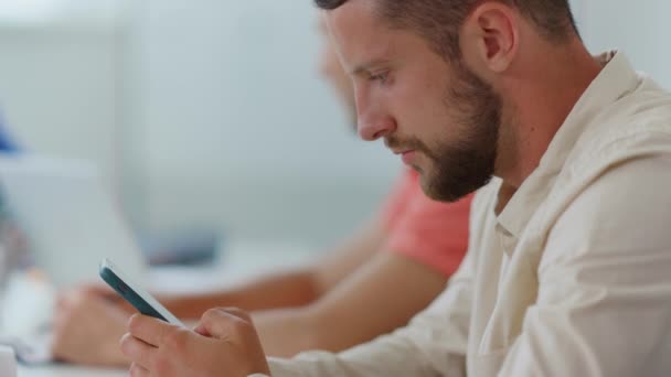 Hombre confiado mirando la pantalla del teléfono móvil. Empresario usando la oficina de teléfonos inteligentes — Vídeos de Stock