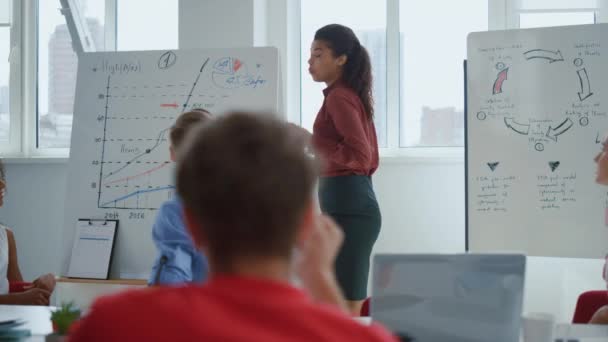 Entrenador de negocios africano haciendo oficina de presentación. Entrenador feliz mentoría personas — Vídeos de Stock