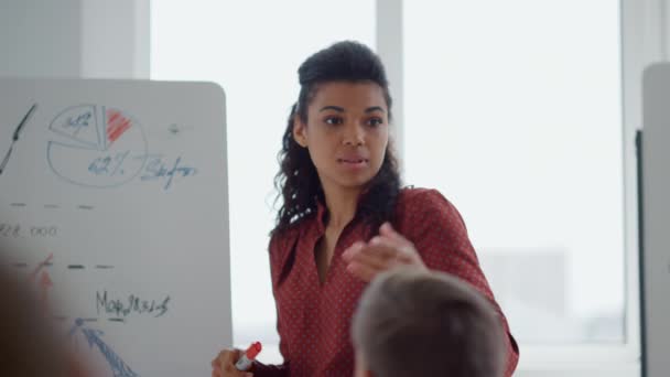 Afro femme faisant bureau de présentation. Équipe féminine d'entraînement des entraîneurs à l'intérieur — Video