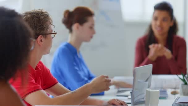 Femme d'affaires afro discuter bureau collègues. Réunion d'équipe dans la salle de réunion. — Video