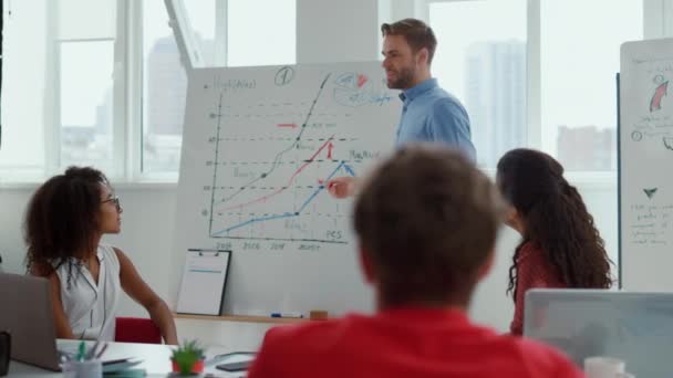 Framgångsrik talare lärare team office. Glada människor klappar business coach — Stockvideo