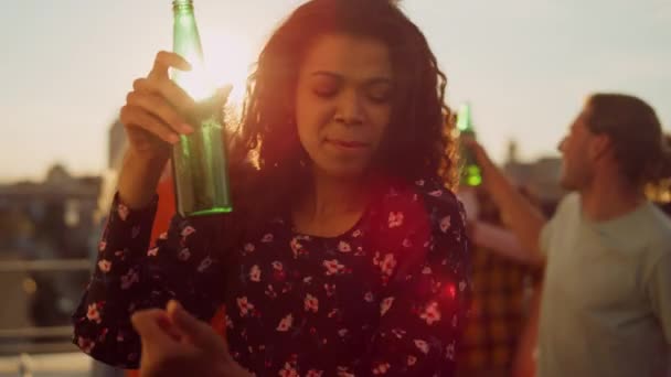 Afro žena si užívá párty s pivem venku. Afričanky dívka tanec na party. — Stock video