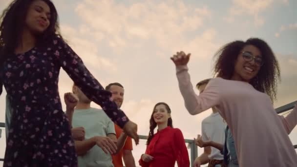 Amigos multiétnicos a baloiçar na festa. Menina africana dançando na discoteca ao ar livre. — Vídeo de Stock