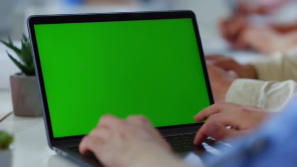 Mãos de homem digitando escritório laptop tela verde. Desconhecido pessoa masculina usando o computador — Vídeo de Stock