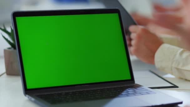 Unbekannter händigt Laptop-Attrappe aus Geschäftsleute im Besprechungsraum — Stockvideo
