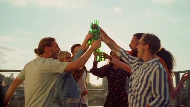 Schöne Freunde stoßen mit Bierparty an. Multiethnische Menschen genießen Getränke — Stockvideo