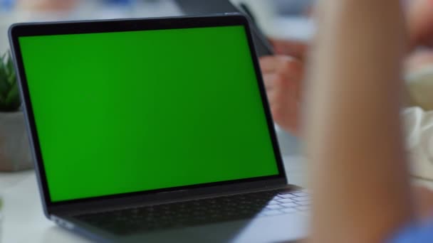 Uomo sconosciuto che ha un portatile con schermo verde per videochiamate. Persona maschile mano agitando. — Video Stock