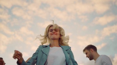 Gülümseyen kız müziğin ritmi için ellerini hareket ettiriyor. Kamera için dans eden neşeli kadın..