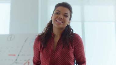 Modern ofiste düşünen Afrikalı bir kadın. Olumlu bayan şükran duyuyor.