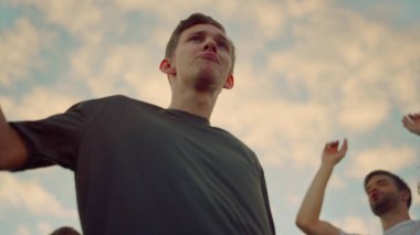 Genç adam diskoda dans pistini yakıyor. Dansçı partide aylaklık ediyor..