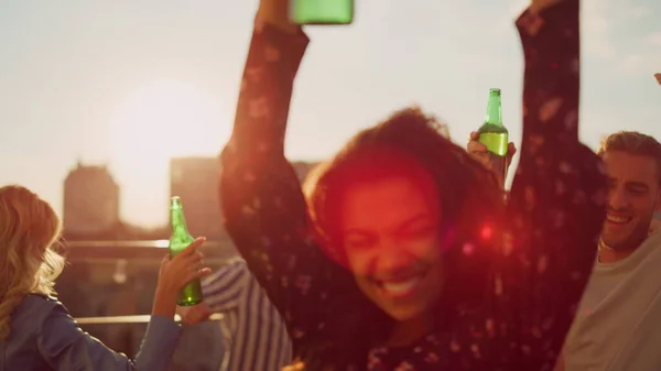 ผู้หญิงแอฟโรที่มีความสุข ดื่มเบียร์ในงานปาร์ตี้ สาวแอฟริกันเต้นรํากลางแจ้ง . — ภาพถ่ายสต็อก