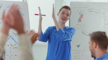 Zeki meslektaşım başarı ofisini kutluyor. İş adamları konuşmacıları alkışlıyor