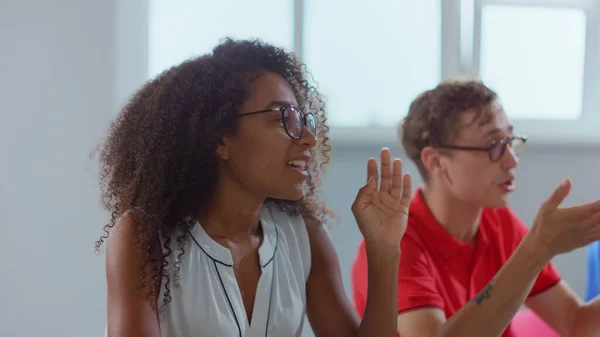 Afrikanerin diskutiert Büro von Geschäftspartnern. Geschäftsleute streiten — Stockfoto