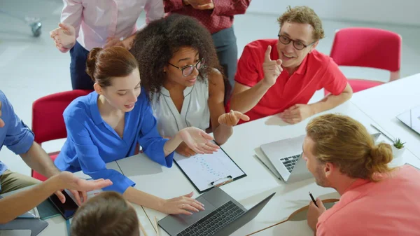 Erfolgreiche Menschen, die in Innenräumen hohe fünf geben. Büro für kreatives Team Brainstorming — Stockfoto