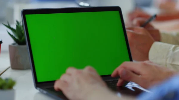 Facet pisze na zielonym ekranie laptopa. Nieznany biznesmen pracujący komputer. — Zdjęcie stockowe