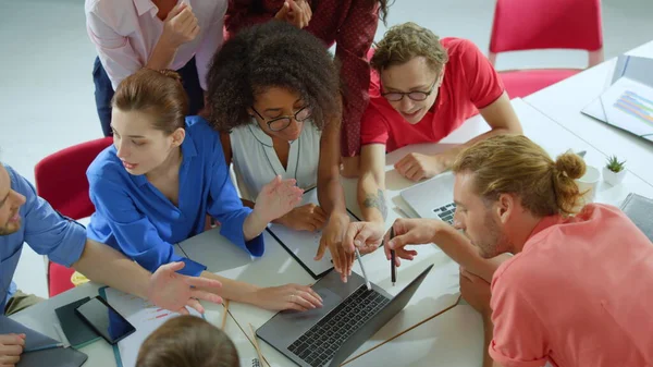 Kreative folk som ser etter en bærbar pc. Arbeidsrom for næringslivsteam – stockfoto