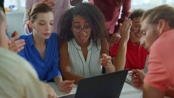 Berufskollegen arbeiten im Computerbüro. Team diskutiert über Geschäfte — Stockfoto