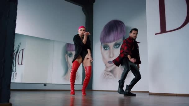 Des danseurs de hip hop s'entraînent en studio. Homme et femme dansant dans un club moderne. — Video
