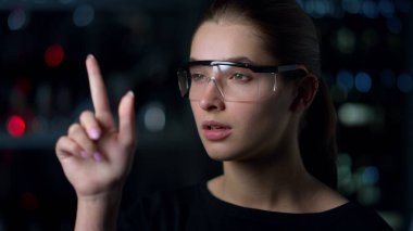 Yüksek teknoloji işyeri sayfalarını çeviren iş kadınına odaklan. 