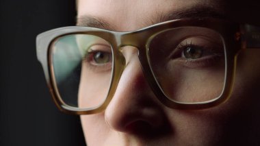 Portre yorgun öğrenci siyah stüdyoda gözlerini kapatıyor. İş kadını.