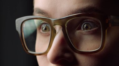 Makro portresi. Şaşırtıcı genç bir iş kadını. Ofiste gözlerini açıyor. 