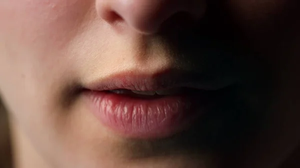 Makro pięknej, młodej kobiety otwierającej usta. Naturalne idealne kobiece usta. — Zdjęcie stockowe