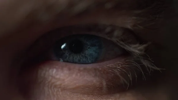 Близько відкритого чоловічого блакитного ока. Макро відео концентрованого молодого чоловіка . — стокове фото