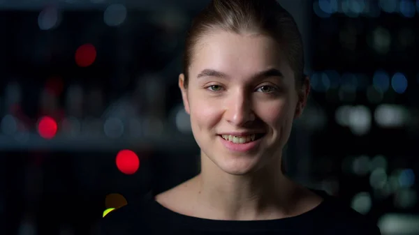 Hoofd shot portret van vrolijk meisje deelnemen aan virtuele communicatie. — Stockfoto