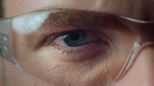 Makro otevřeného mužského modrého oka s brýlemi. Krásné detaily lidského oka. — Stock fotografie