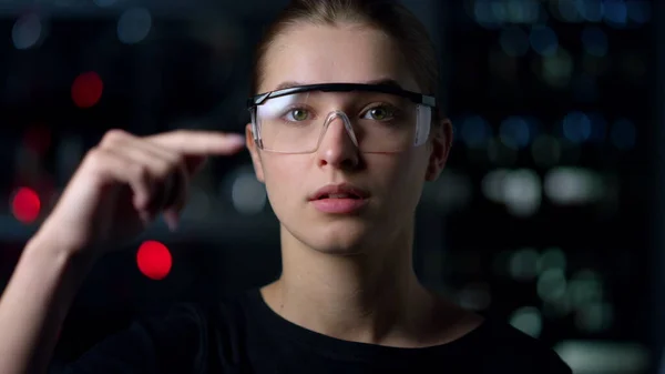 Chica bonita exitosa con gafas VR en el interior.Tecnología 3D en el estudio. — Foto de Stock