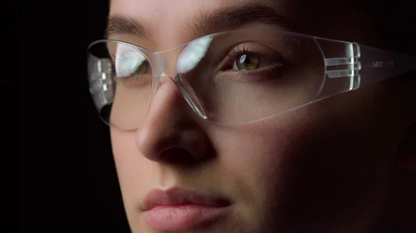 仮想現実のメガネを通して読む集中ビジネス女性の肖像. — ストック写真