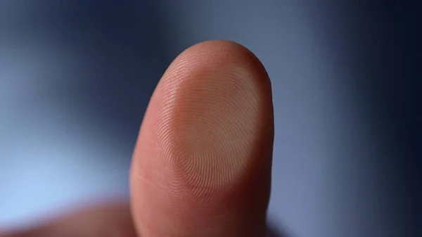 Marco Video von Fingerabdruck auf Glasoberfläche in Innenräumen. Man Daumenabdruck auf Fensterscheibe — Stockfoto