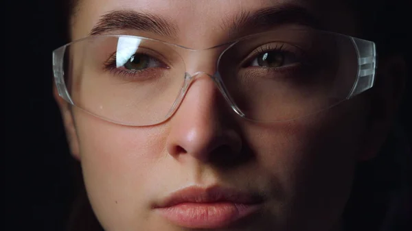 Retrato facial de empresaria reflexiva moviendo los ojos a través de gafas inteligentes. —  Fotos de Stock