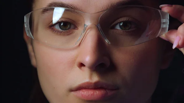 Serious businesswoman wearing virtual reality glasses in office. — Stock Photo, Image