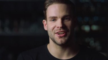 Kameraya bakan yakışıklı sakallı adamın portresi. Röportaj yapan adam..