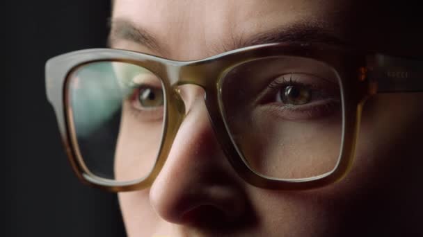 Macro visage détails de surprise femme d'affaires regarder quelque chose dans des lunettes. — Video