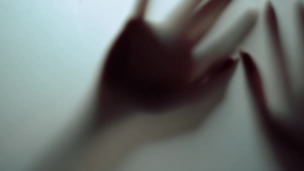 Kvinnliga knytnävar som visar tio fingrar bakom frostat glas. Makrovideo. — Stockvideo