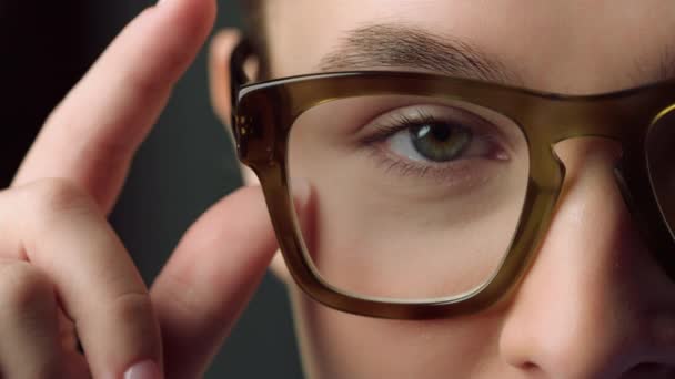 Primo piano estremo di mezzo tiro di faccia di faccia femminile attraente in occhiali. — Video Stock