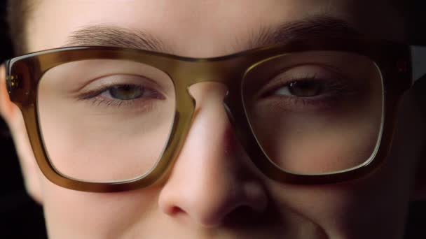 Macro de sourire jeune femme portant des lunettes à l'intérieur.Femme d'affaires. — Video