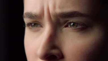 Üzgün kadın suratlı Makro evde hoş olmayan videolar izliyor. Surat asan kadın.