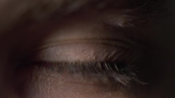 Vue rapprochée du jeune homme ouvrant les yeux avec un bel iris bleu. Macro vidéo . — Video