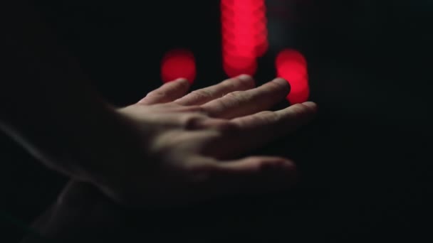 黒い表面を屋内に置く人間の手のマクロ。男性のヤシのタッチ. — ストック動画