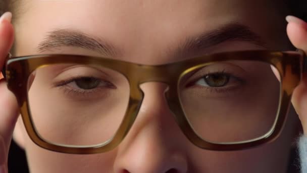 Macro retrato de empresária séria usando óculos para trabalhar no escritório . — Vídeo de Stock