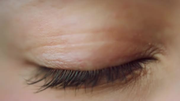 Macro van gesloten schoonheid vrouwelijk oog. jonge vrouw opening licht gekleurd oog. — Stockvideo