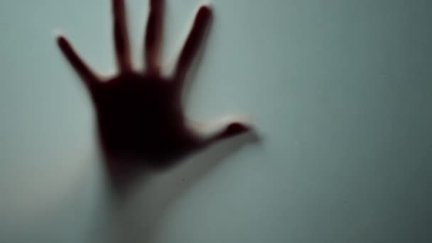 Marco macha ręką za mroźnym szkłem. Palce kobiet ślizgające się po powierzchni szkła. — Wideo stockowe